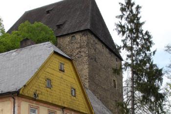 Jihovýchodní nároží, v popředí barokní usedlost přistavěná k hradu ( © iV 5. 5. 2007)