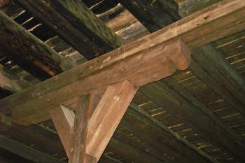 Na trámech z doby výstavby hradu jsou viditelné stopy po požáru v roce 1575 ( © iV 5. 5. 2007)