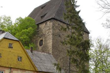 Jihovýchodní nároží, v popředí barokní usedlost přistavěná k hradu - foceno přes příkop ( © iV 5. 5. 2007)