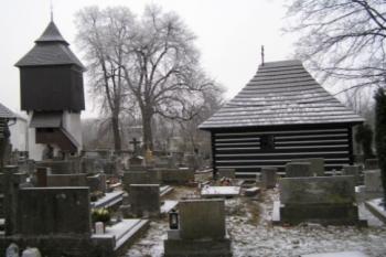 zvonice a márnice na hřbitově (© Daniela Fantová, 12/2007)