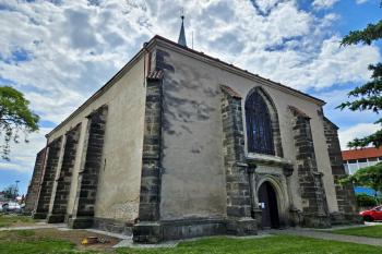 vstupní průčelí kostela od nábřeží (© Jan P. Štěpánek  05/2024)