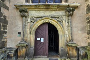 pozdně gotický vstup do kostela (© Jan P. Štěpánek  05/2024)