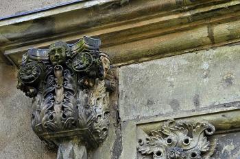 detail kamenické výzdovy vstupního portálu  (© Jan P. Štěpánek  05/2024)