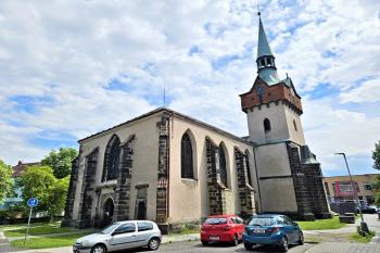 pohled na kostel z Husovy ulice (© Jan P. Štěpánek  05/2024)