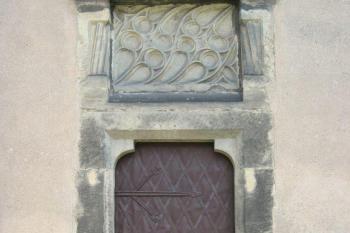 Boční portál ve vstupní fasádě (© de.ardoise, 08/2007)