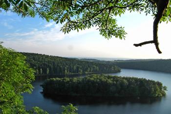 pohled na vodní  nádrž z hradu Oheb (© Rodochrozit        , 06/2010)