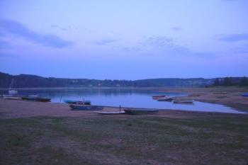 Soumrak nad přehradou v jedné ze zátok (© Marie Šustrová, 08/2007)