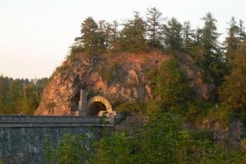 Vildštejn nad tunelem u hráze (© Marie Šustrová, 08/2007)