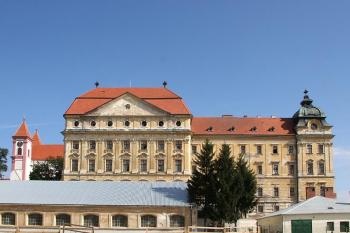 Jižní průčelí ( © Luděk Pitter 08/2005)