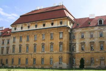 Nádvoří ( © Luděk Pitter 08/2005)