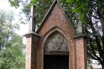 Hlavní průčelí rodinné hrobky Šustalů ( © Jan P. Štěpánek 08/2007)