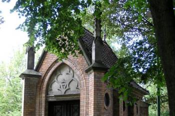 Pohled na Šustalovu hrobku z prostoru někdejšího hřbitova kolem starého kostela ( © Jan P. Štěpánek 08/2007)