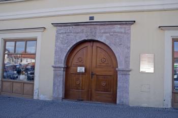 Portál Jenštejnskéh domu, ve kterém sídlí Muzeum Českého krasu ( © Iva Spurná 3.4.2010)