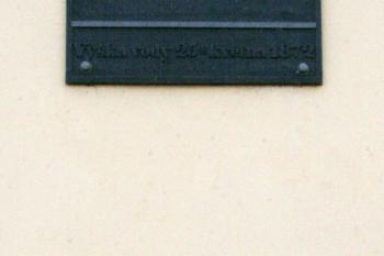 Na fasádě Jenštějnského domu jsou tabulky s hladinami dvou velkých povodní ( © Iva Spurná 3.4.2010)