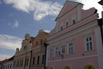 Štíty nejstarších berounských domů – vlevo je Jenštejnský dům, ve kterém sídlí Muzeum Českého krasu ( © Iva Spurná 3.4.2010)