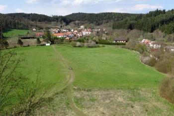 prostor zaniklého městečka na jaře ( © Jan P. Štěpánek 05/2017)