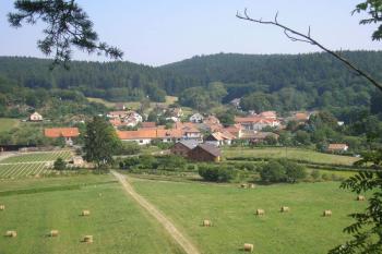 pohled na současný a bývalý Holštejn ( © Ondřej Štěpánek 08/2007)