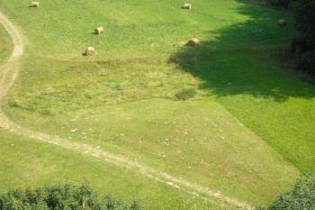 pohled na místo, kde se rozkládalo městečko Holštejn ( © Ondřej Štěpánek 08/2007)
