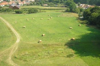 zřetelně vystupuje obrys bývalých stavení ( © Ondřej Štěpánek 08/2007)