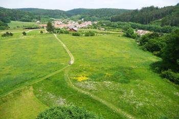 pohled z hradu na prostor zaniklého městečka se současným městečkem v pozadí ( © Jan P. Štěpánek 06/2008)