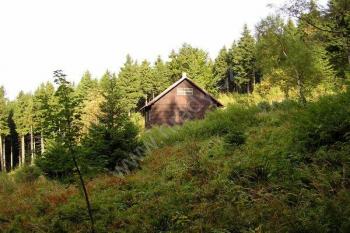 pohled na bývalou loveckou arcibiskupskou chatu od západu ( © Jan P. Štěpánek 09/2006)