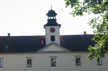 detail vstupní části s pěknou zahradní úpravou (© D Dohňanský, 07/2015)