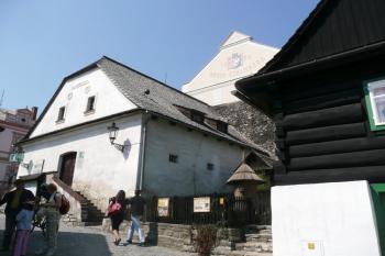 pohled na budovu s Muzeem Zdeňka Buriana z ulice Zauličí ( © Jan P. Štěpánek 04/2009)