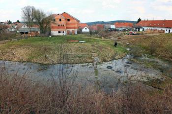 tvrziště s dosud zavodněným příkopem od západu ( © Pavel Zany Komárek 19.4. 2006)