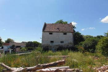 Východní průčelí tvrze (© Dušan Dohňanský  07/2021)