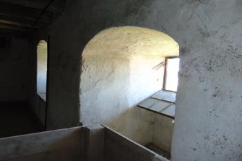 Téměř 2 m silné stěny přízemí a 1. patra (© Dušan Dohňanský  07/2021)