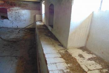 Patrný rozdíl v šířce stěn mezi původní kamennou tvrzi a cihlou dostavěného 2. patra (© Dušan Dohňanský  07/2021)