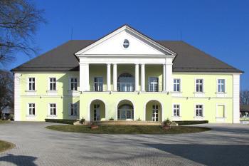 Zámek v Klecanech u Prahy ( © Pavel Vítek 02/2015)