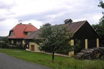 celkový pohled na hospodářskou budovu a hlavní stavbu hájenky ( © Ondřej Štěpánek 09/2007)