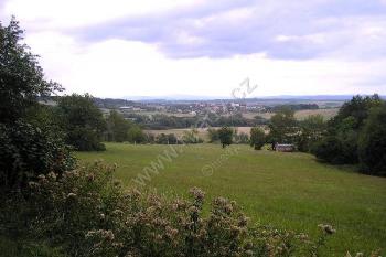 Krásná vyhlídka na Paršovice, v pozadí Hostýnské vrchy ( © Ondřej Štěpánek 09/2007)
