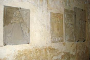 Náhrobníky uvnitř kostela ( © iV 5. 5. 2007)