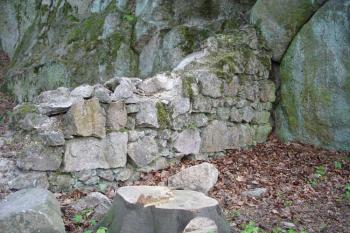 Zdivo jižního paláce přiléhající ke skále ( © iV 5. 5. 2007)