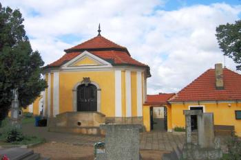 Barokní kostnice na hřbitově u kostela Panny Marie Sněžné ( © Pavel Vítek 09/2007)