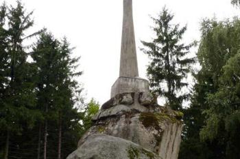 Vysoký kámen (uprostřed viklan, vlevo schody) (© Jiří Cukr, 09/2007)