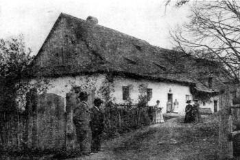 Petrovský dvůr na přelomu 19. a 20. století ( © J. Tichánek, Z. Šerý: Šlechtická sídla na Novojičínsku, Opava, Butterfly 2003)