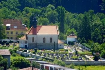 kostel z pohledu od kaple Nalezení sv. Kříže ( © Milan Caha 07/2019)