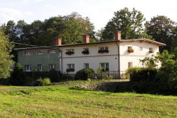 Bývalý dům pro hamerní zaměstnance, dnes rozdělený na dva soukromé domky ( © Jan P. Štěpánek 09/2007)