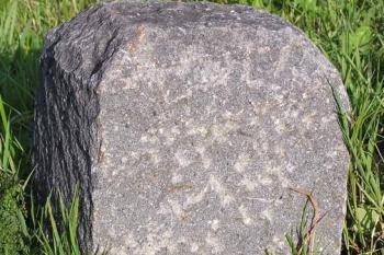 Kamenný hraniční mezník s již málo znatelnými zkříženými kladívky ( © Jan P. Štěpánek 09/2007)