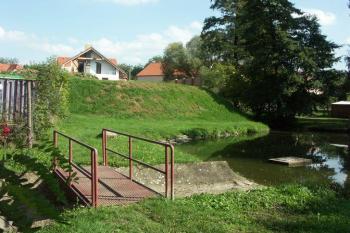 Tvrziště od západu (© Milan Caha, 09/2007)