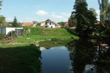Celkový pohled přes obnovený rybník (© Milan Caha, 09/2007)