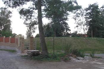 Pozustatky údajné písnické tvrze I. (© Matěj Kadlec, 08/2008)
