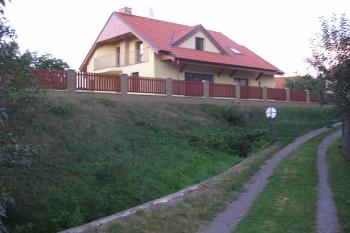 Pozustatky údajné písnické tvrze II. (© Matěj Kadlec, 08/2008)