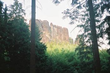 Neuer Wildenstein - skalní masiv nesoucí zříceniny hradu (© Pavel Jarý,  08.07.2003)