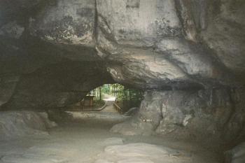 Neuer Wildenstein - puklinová jeskyně Kuhstall v úpatí masivu (© Pavel Jarý,  08.07.2003)