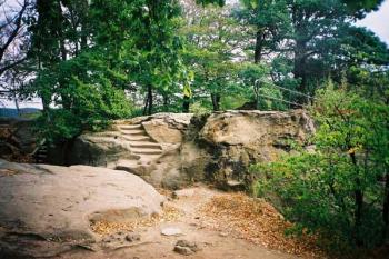 Neuer Wildenstein - pozůstatky po hradu na vrcholu (© Pavel Jarý,  08.07.2003)