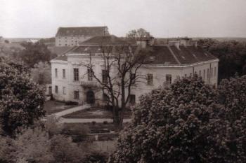 Zámek od jihu na nedatované fotografii (© sbírka JiC)